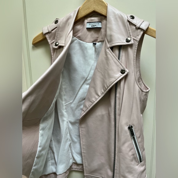 Soft pink leather vest. perfect for Fall. Size small - Picture 5 of 5